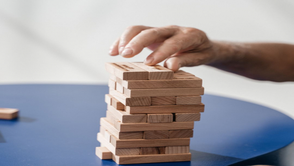 シフト制でも生活は安定！施設介護で働くメリットとは？